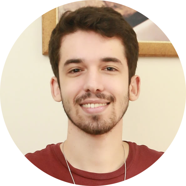 Foto de Guilherme Ponce, sorrindo. Foco da imagem é no rosto