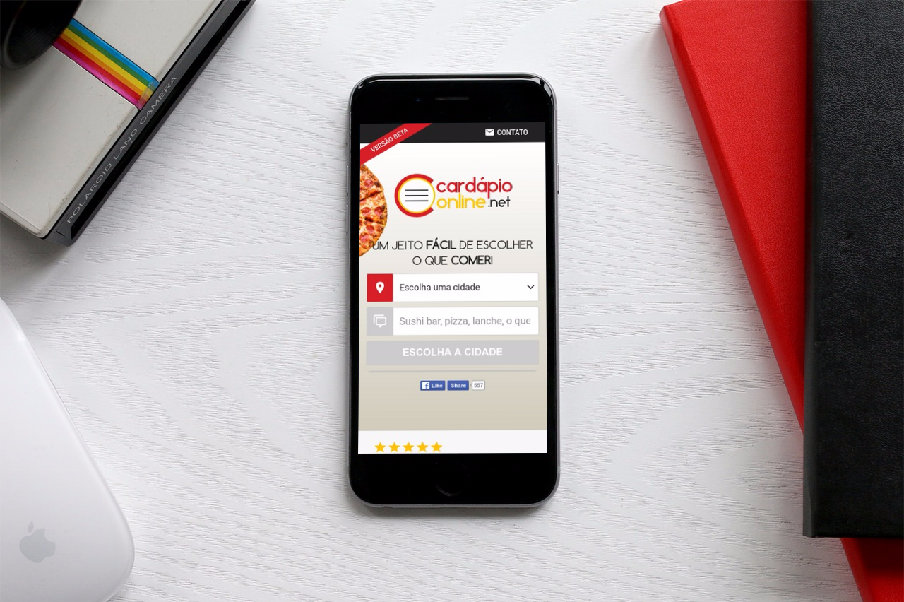 Site de busca de cardápios e informações de estabelecimentos gastronômicos aberto em telas de celulares. Uma tela mostra o resultado da busca de estabelecimentos, outra tela mostra a página de cardápios e informações de um estabelecimento